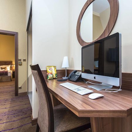 Merchants Crown Suites And Spa Prag Exteriör bild A computer in a hotel room