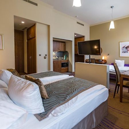 Merchants Crown Suites And Spa Prag Exteriör bild A typical studio apartment