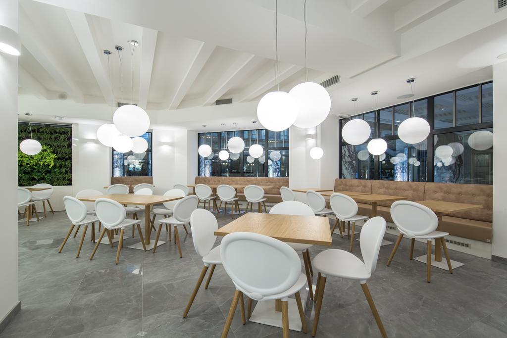Merchants Crown Suites And Spa Prag Exteriör bild The interior of the restaurant