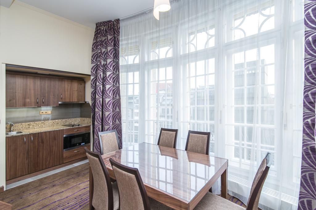 Merchants Crown Suites And Spa Prag Exteriör bild A kitchen with a large window