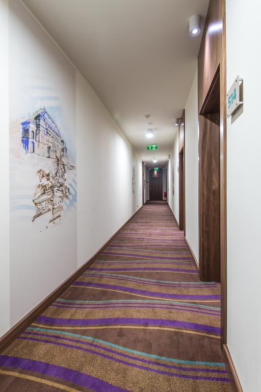 Merchants Crown Suites And Spa Prag Exteriör bild A typical hotel corridor