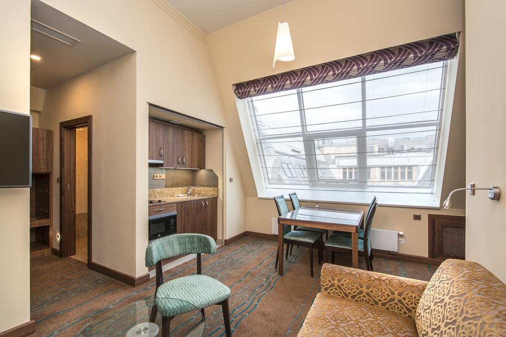 Merchants Crown Suites And Spa Prag Exteriör bild A typical apartment