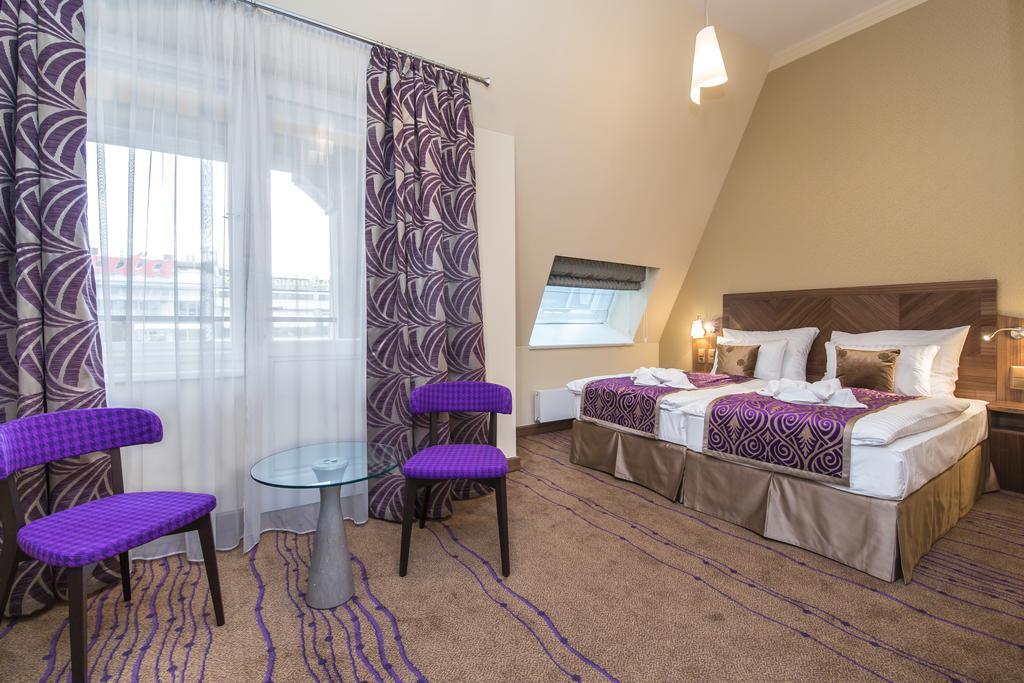 Merchants Crown Suites And Spa Prag Exteriör bild
