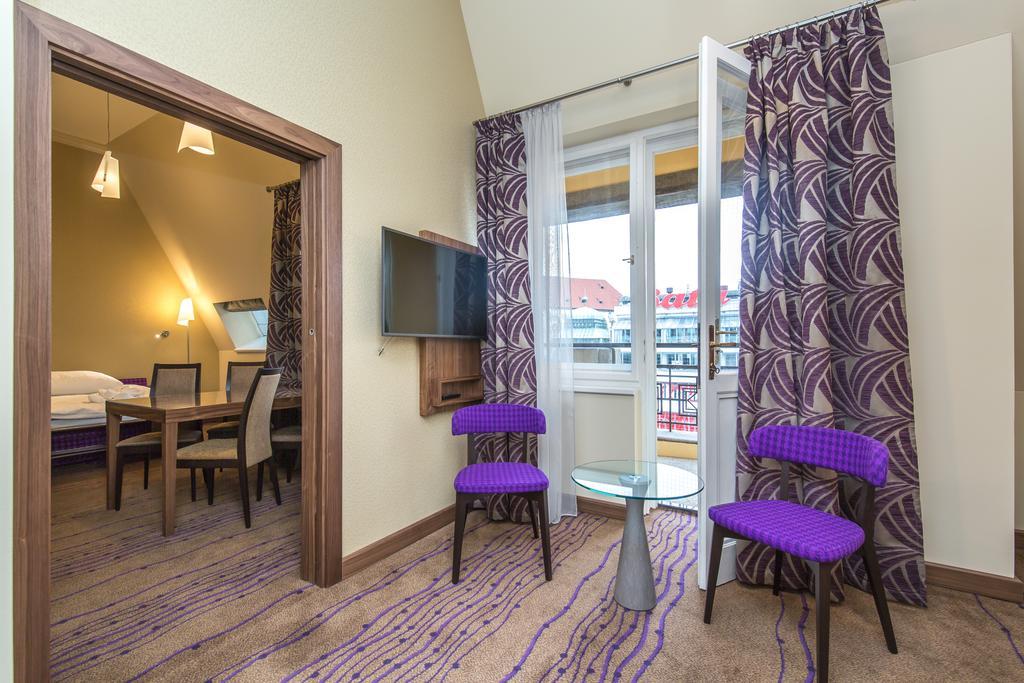 Merchants Crown Suites And Spa Prag Exteriör bild Suite