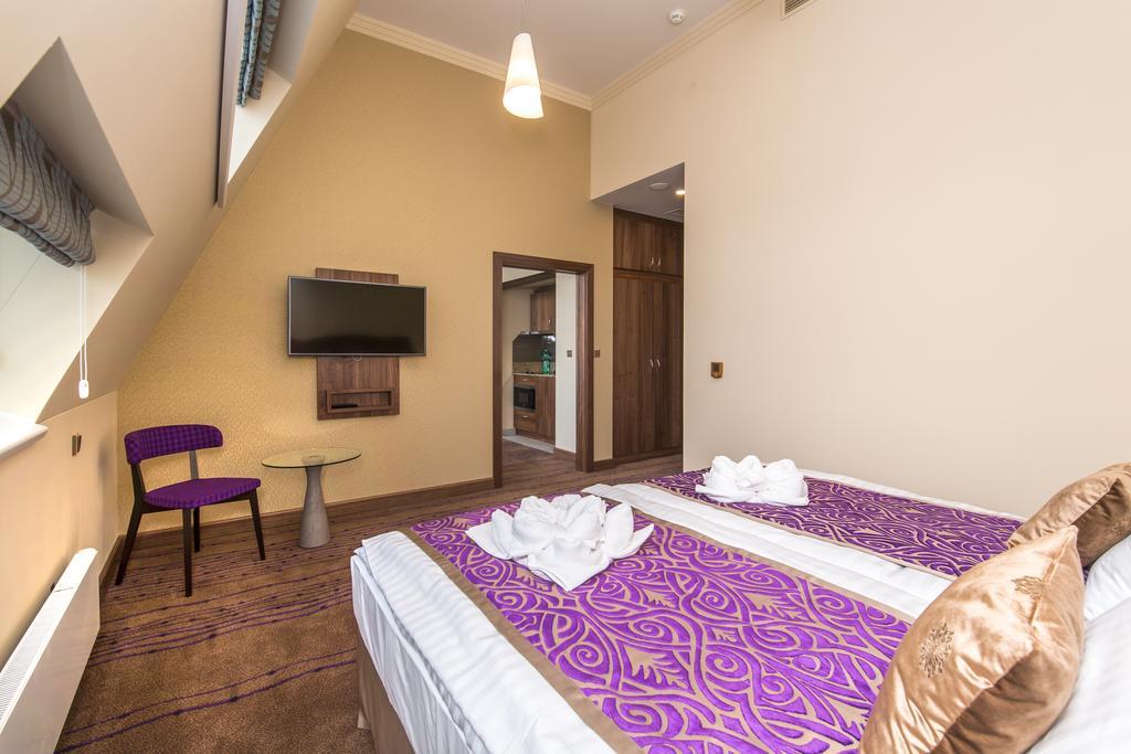 Merchants Crown Suites And Spa Prag Exteriör bild A room at the Premier Inn in London