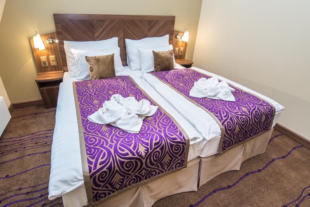 Merchants Crown Suites And Spa Prag Exteriör bild A bed with a bed skirt