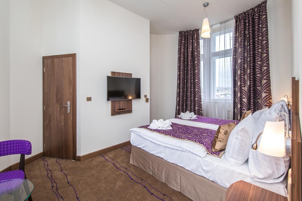Merchants Crown Suites And Spa Prag Exteriör bild A room at the hotel