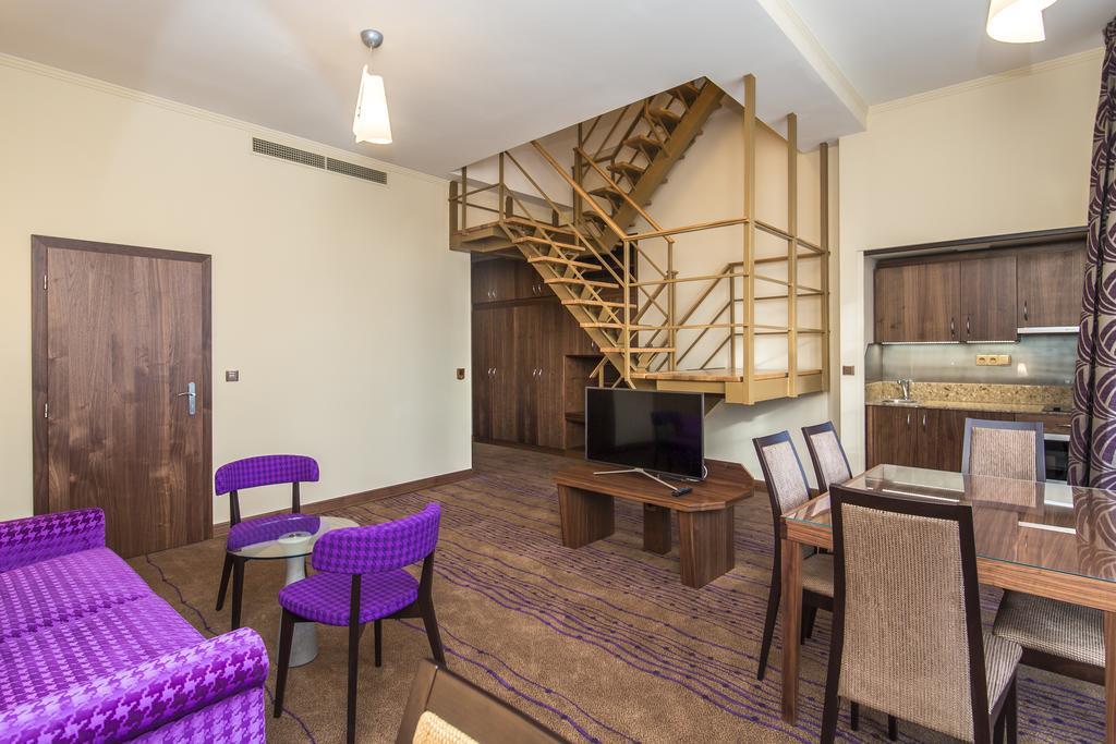 Merchants Crown Suites And Spa Prag Exteriör bild A typical apartment