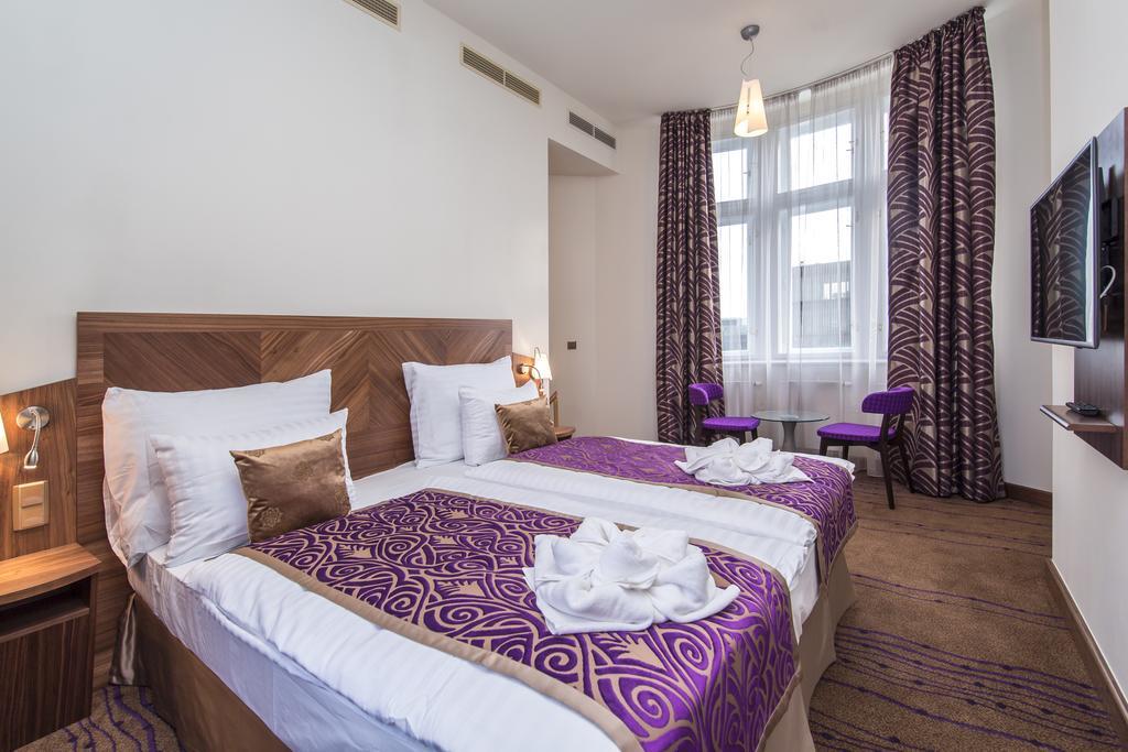 Merchants Crown Suites And Spa Prag Exteriör bild