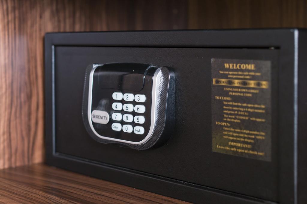 Merchants Crown Suites And Spa Prag Exteriör bild A safe with a keypad
