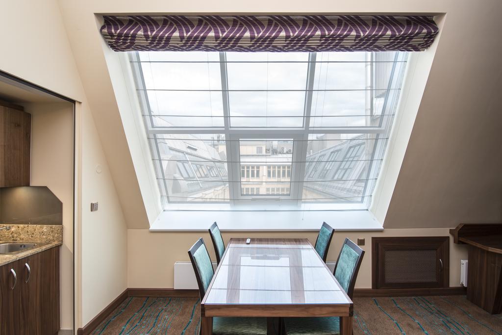 Merchants Crown Suites And Spa Prag Exteriör bild Roman shade