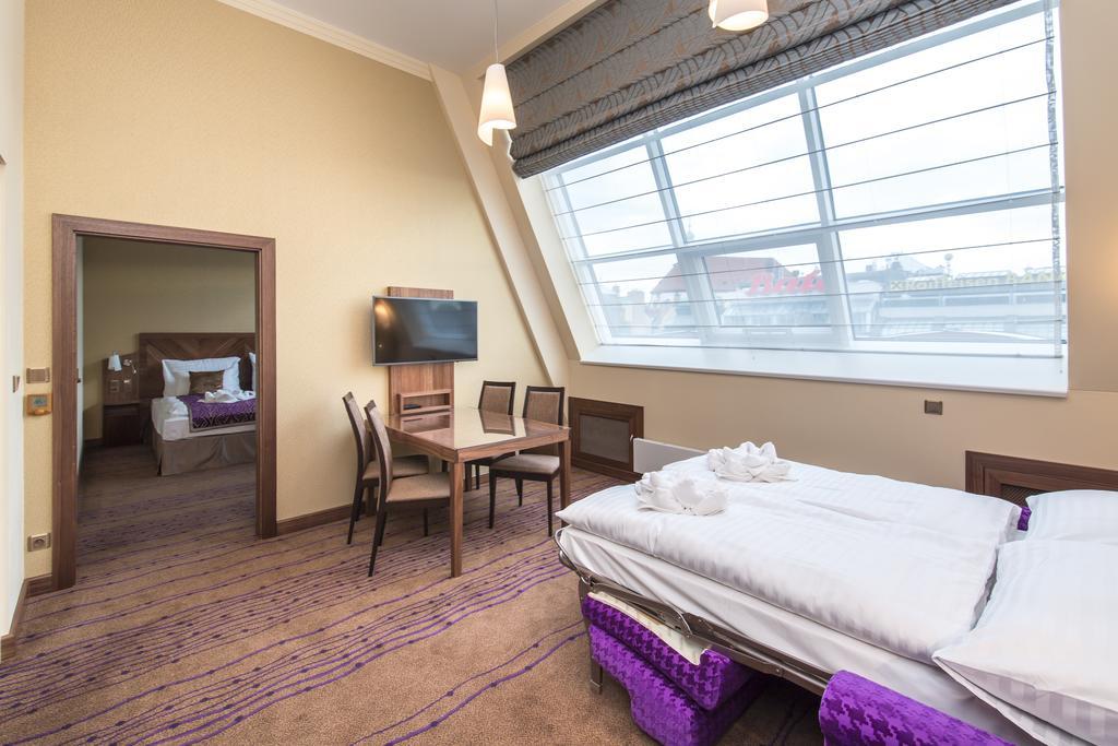 Merchants Crown Suites And Spa Prag Exteriör bild A Premier Inn room