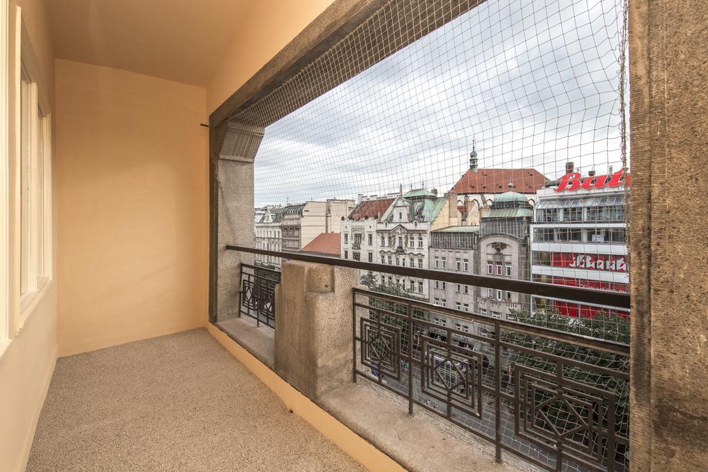 Merchants Crown Suites And Spa Prag Exteriör bild A balcony in Vienna