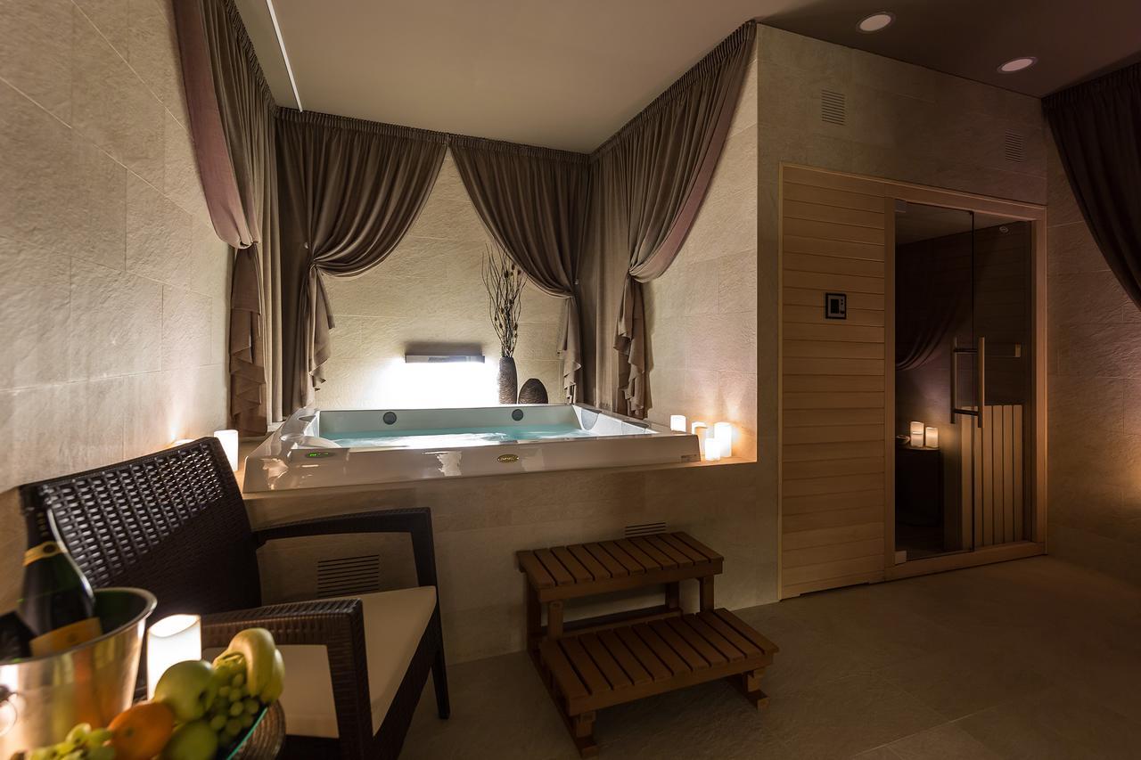 Merchants Crown Suites And Spa Prag Exteriör bild A spa in a hotel