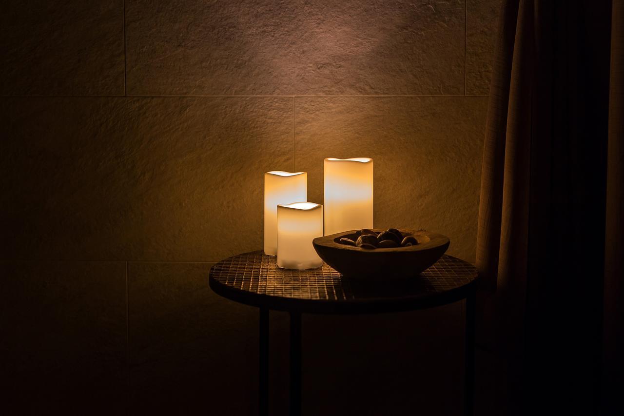 Merchants Crown Suites And Spa Prag Exteriör bild Candles