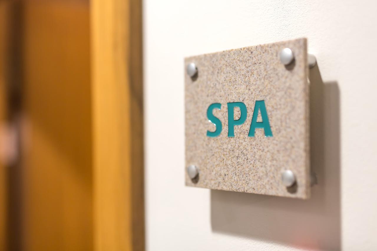 Merchants Crown Suites And Spa Prag Exteriör bild Spa sign