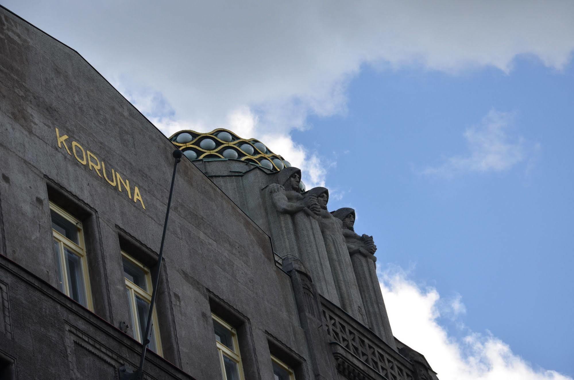Merchants Crown Suites And Spa Prag Exteriör bild Detail of the facade