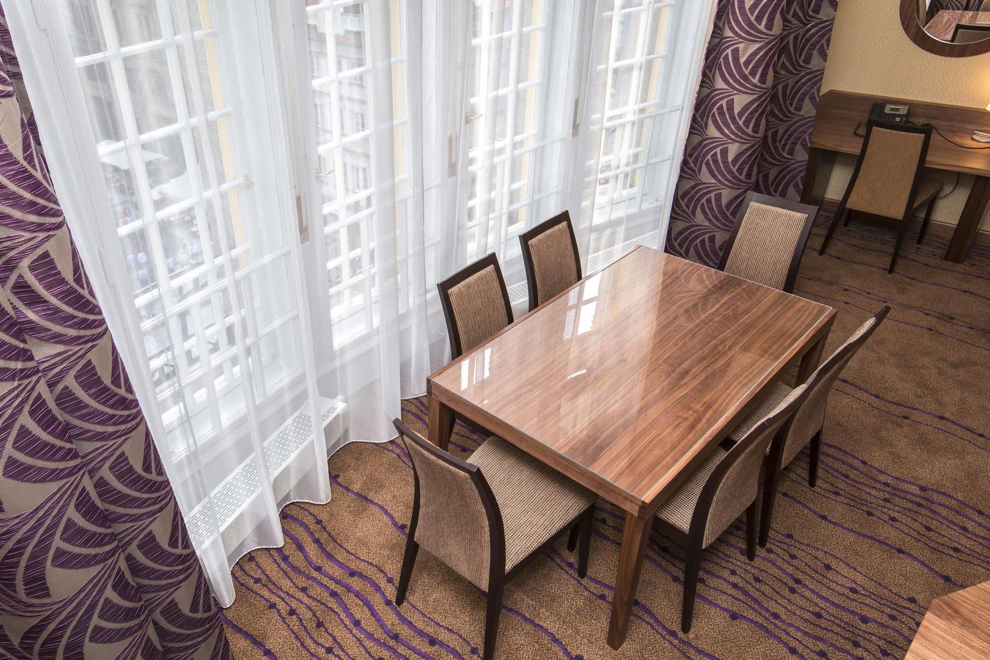 Merchants Crown Suites And Spa Prag Exteriör bild A table and chairs
