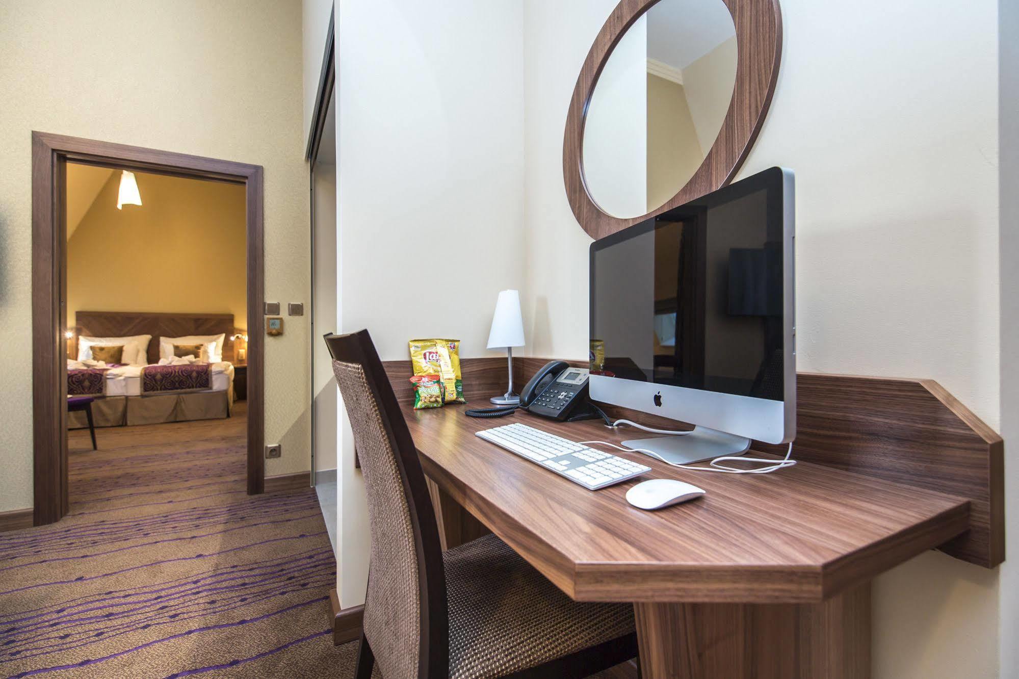 Merchants Crown Suites And Spa Prag Exteriör bild A computer in a hotel room