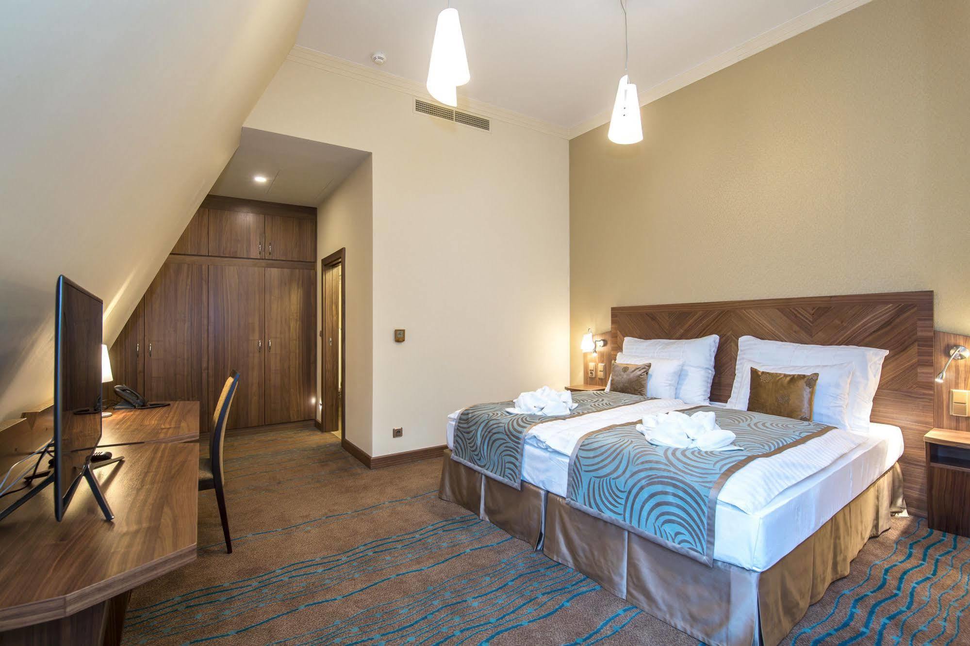 Merchants Crown Suites And Spa Prag Exteriör bild A room at the hotel