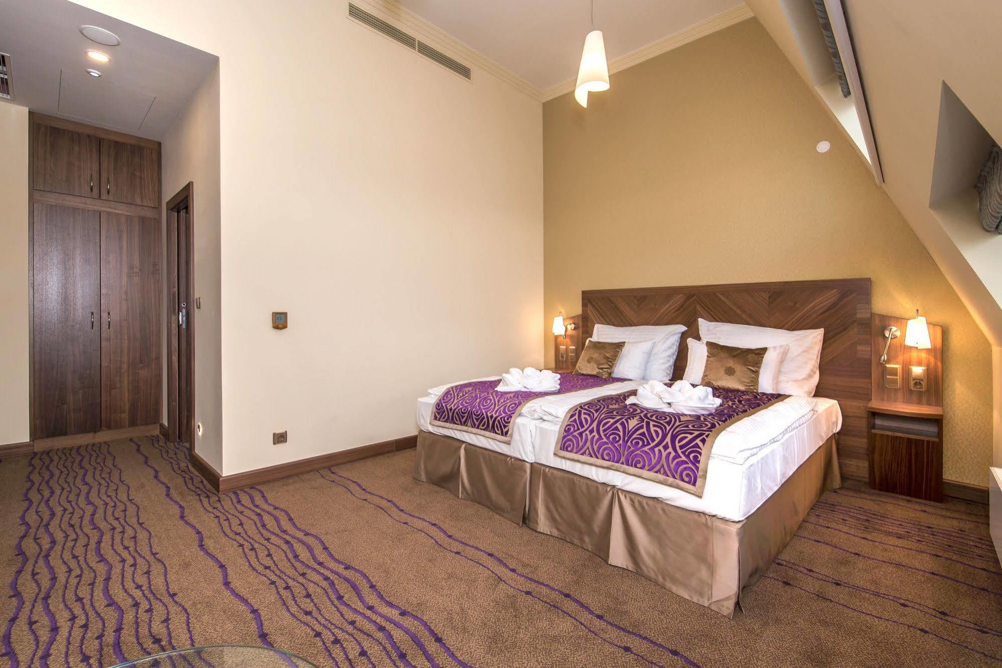 Merchants Crown Suites And Spa Prag Exteriör bild Suite