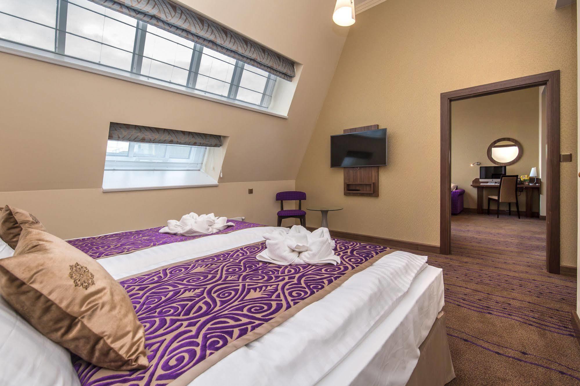Merchants Crown Suites And Spa Prag Exteriör bild A suite at the hotel