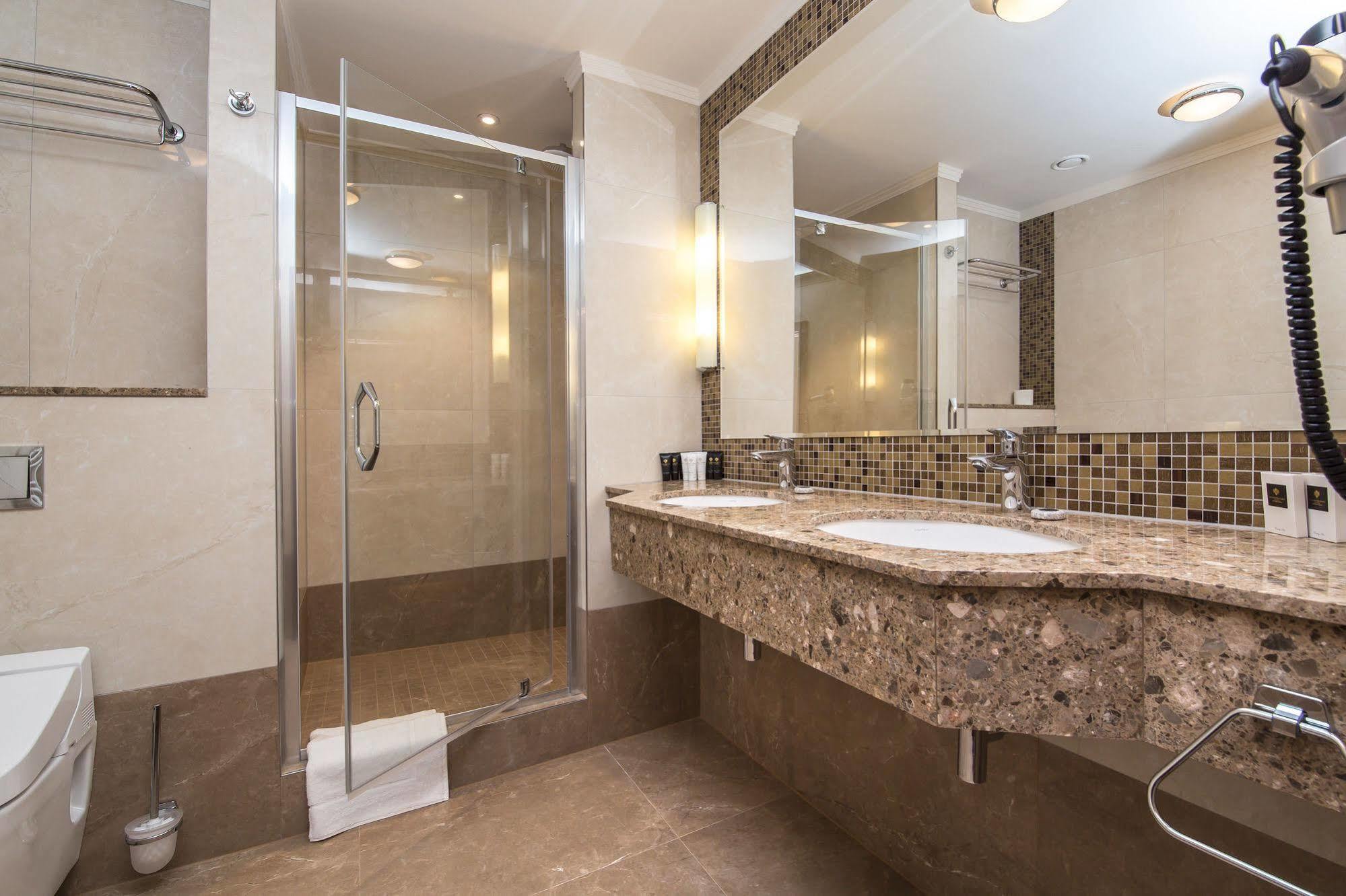 Merchants Crown Suites And Spa Prag Exteriör bild A shower enclosure