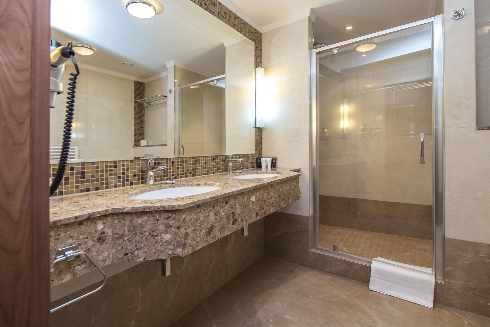 Merchants Crown Suites And Spa Prag Exteriör bild A shower enclosure
