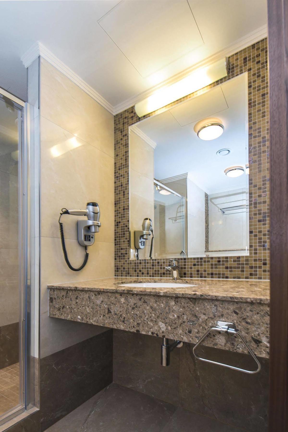 Merchants Crown Suites And Spa Prag Exteriör bild Bathroom