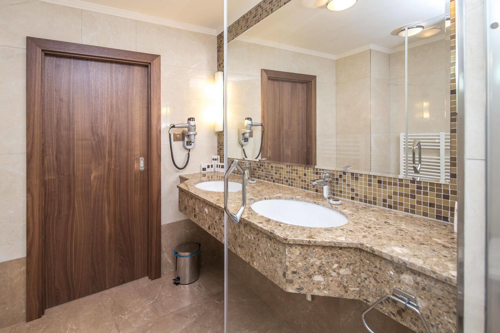 Merchants Crown Suites And Spa Prag Exteriör bild Bathroom