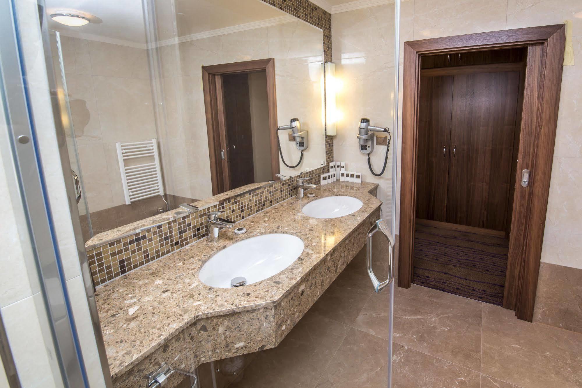 Merchants Crown Suites And Spa Prag Exteriör bild Bathroom in a hotel