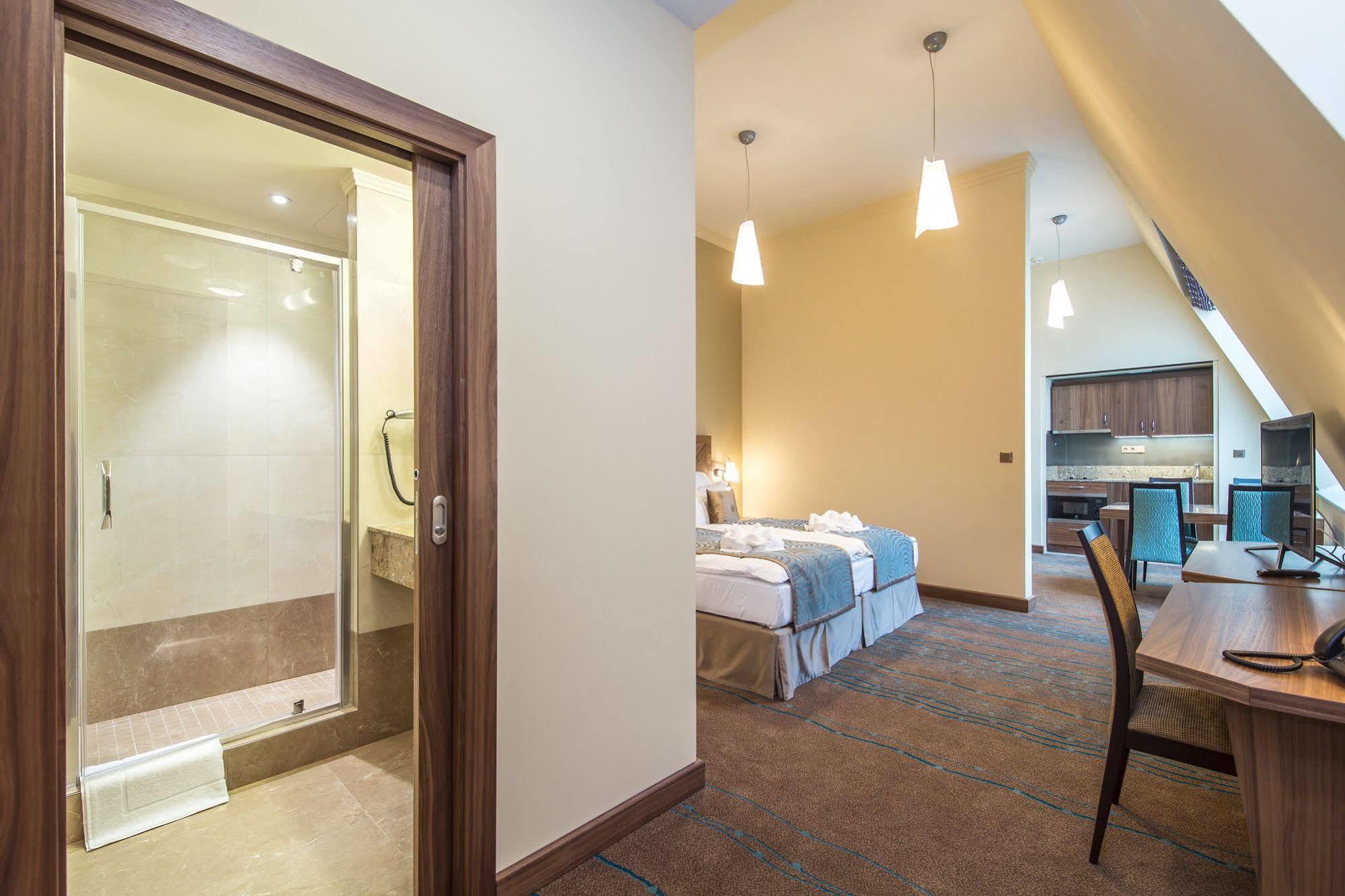 Merchants Crown Suites And Spa Prag Exteriör bild A typical apartment