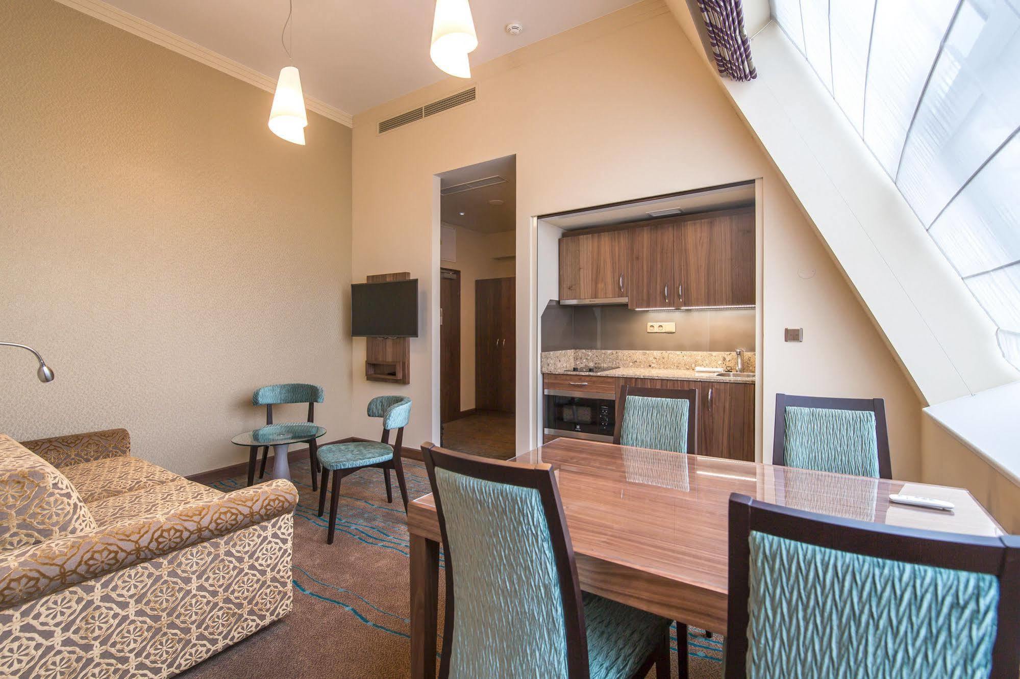 Merchants Crown Suites And Spa Prag Exteriör bild A suite at the hotel