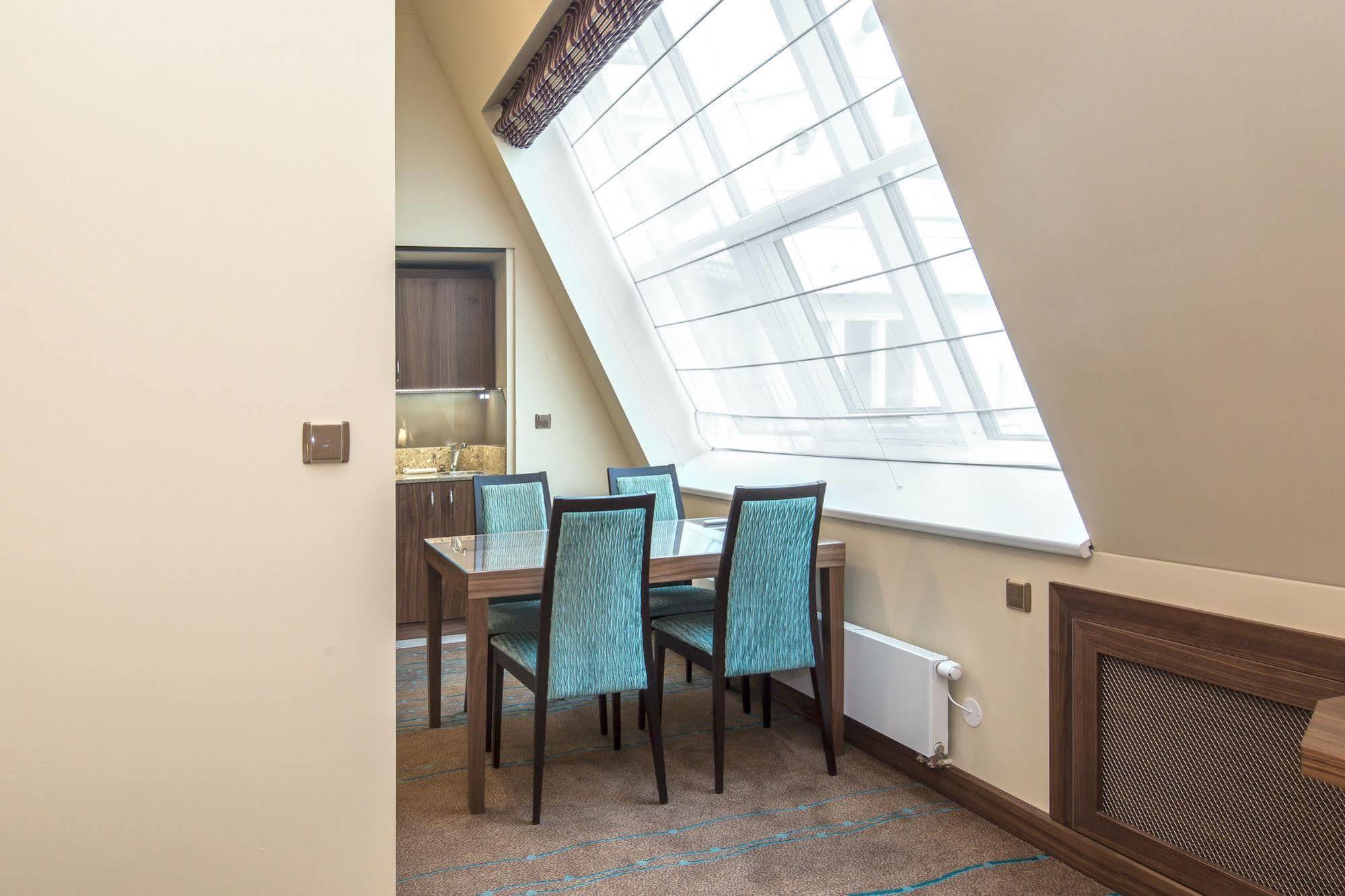 Merchants Crown Suites And Spa Prag Exteriör bild A Roman blind in a hotel room
