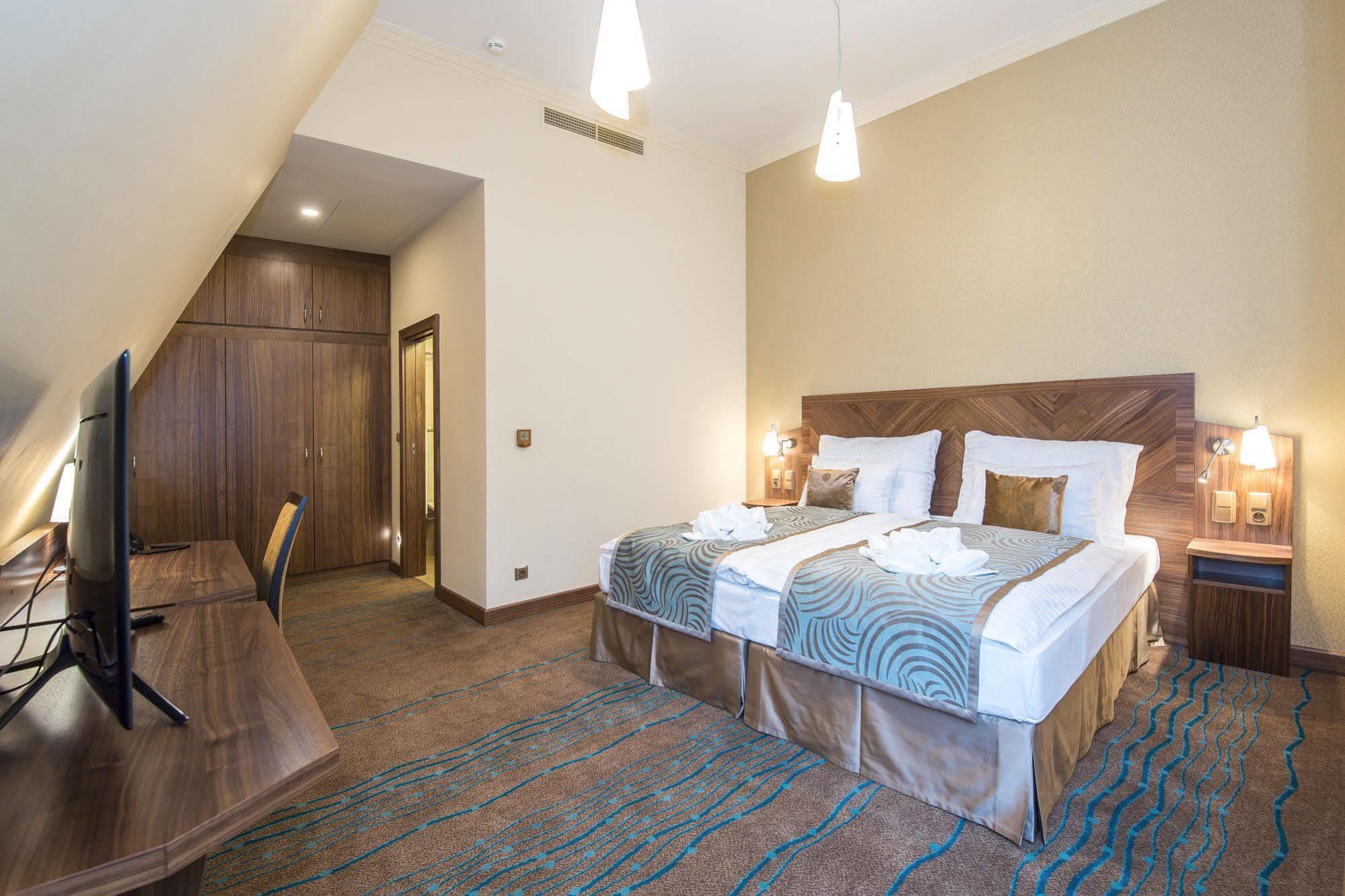 Merchants Crown Suites And Spa Prag Exteriör bild A room at the hotel