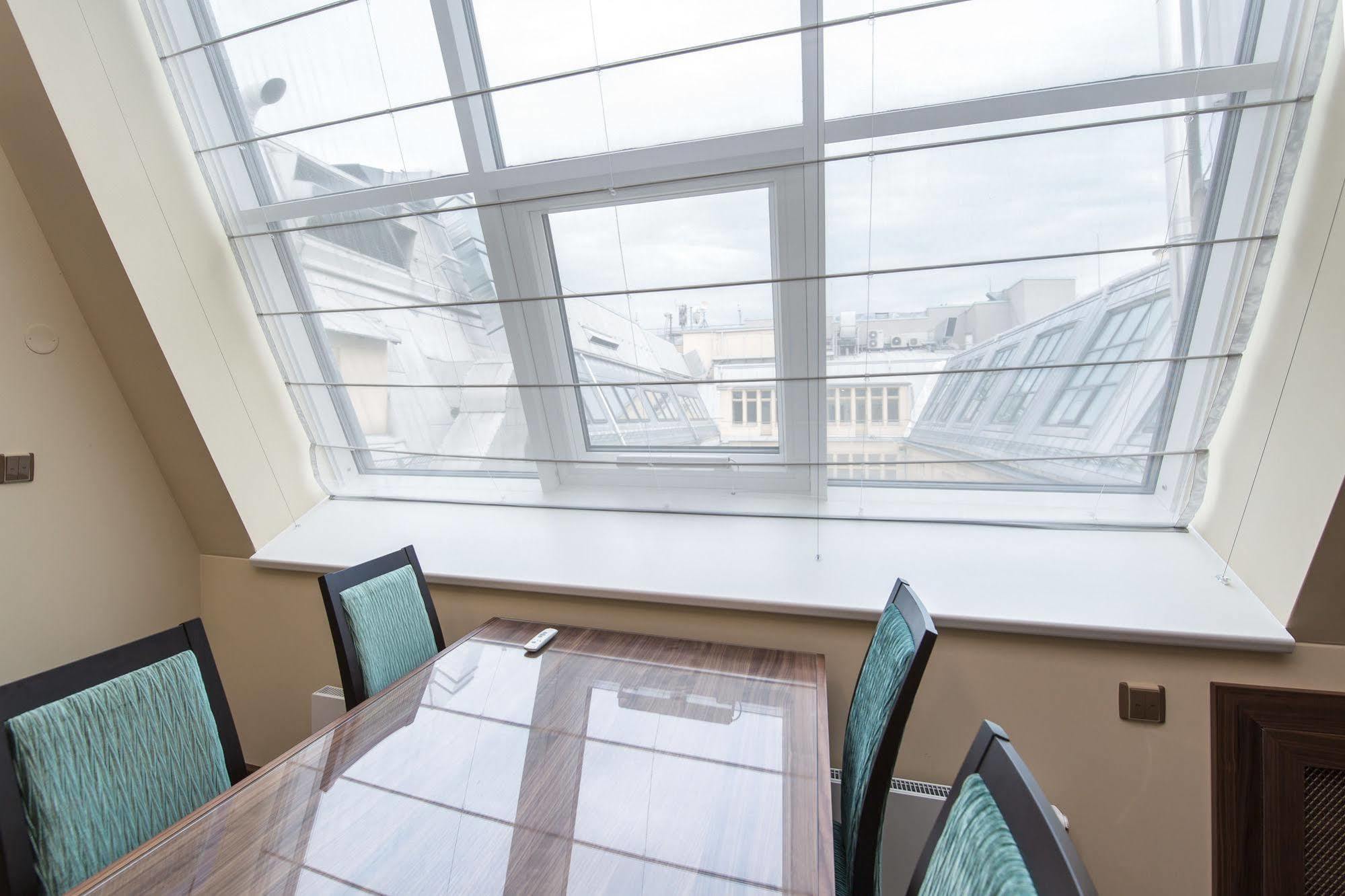 Merchants Crown Suites And Spa Prag Exteriör bild Roman blinds