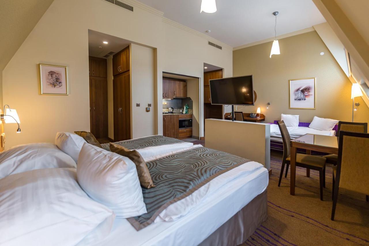 Merchants Crown Suites And Spa Prag Exteriör bild A typical studio apartment