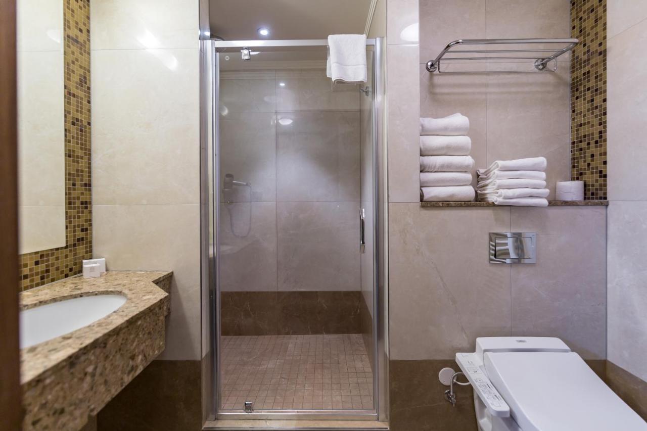 Merchants Crown Suites And Spa Prag Exteriör bild A shower enclosure