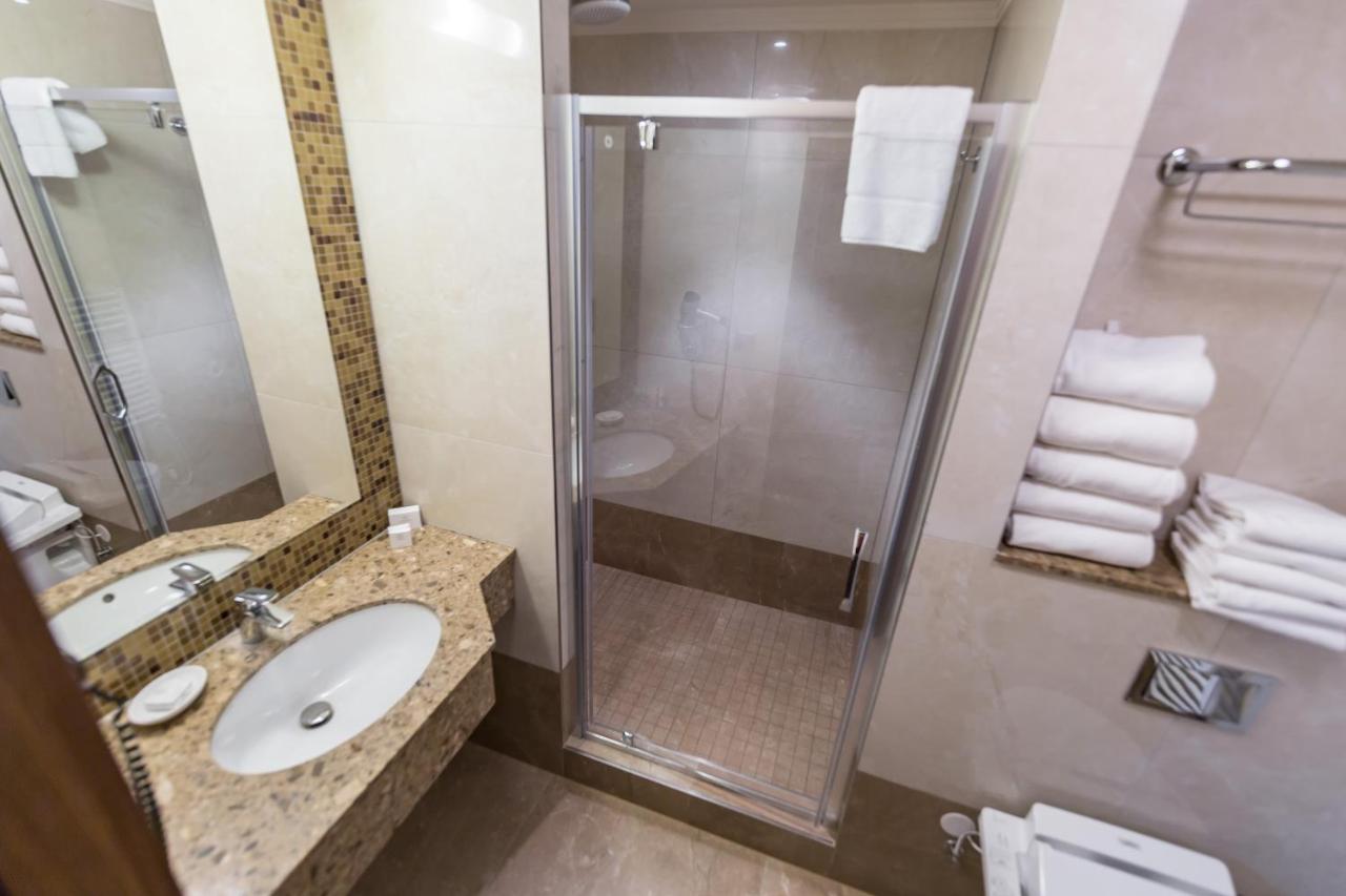Merchants Crown Suites And Spa Prag Exteriör bild A shower enclosure