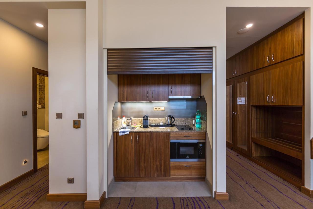 Merchants Crown Suites And Spa Prag Exteriör bild A kitchenette in a hotel room