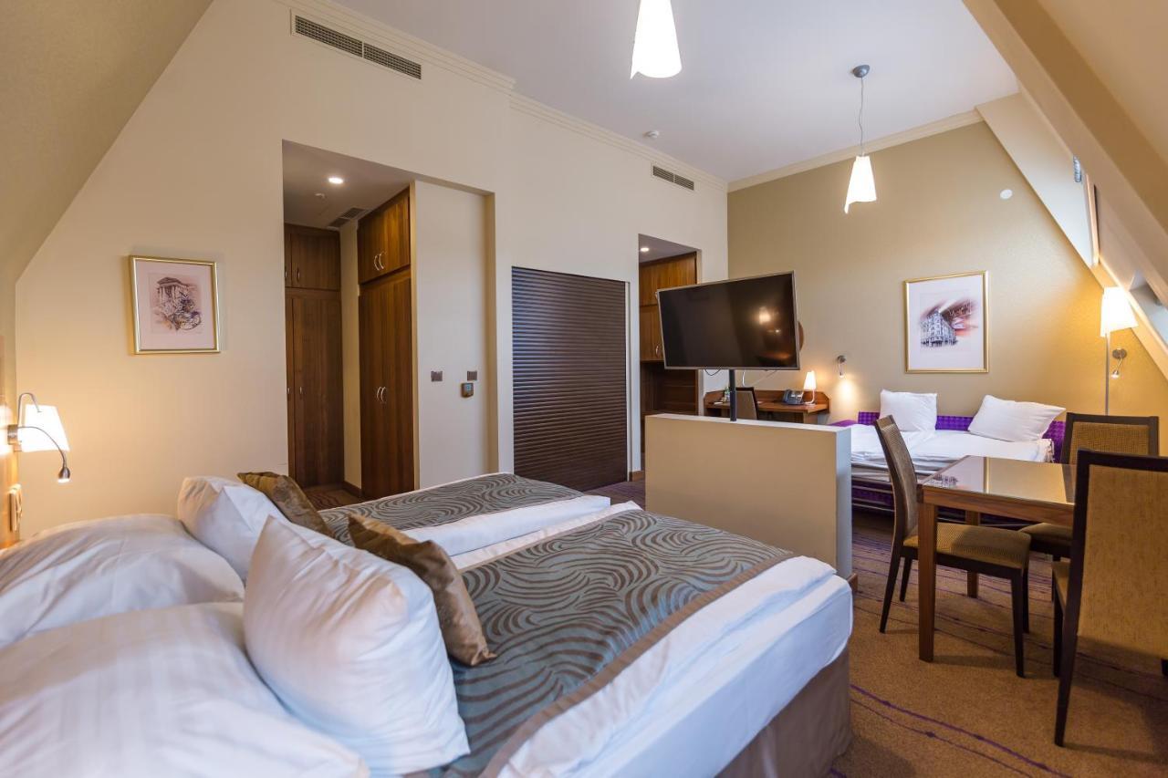 Merchants Crown Suites And Spa Prag Exteriör bild Suite